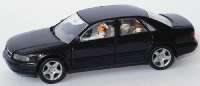 Audi A8 (D2) schwarz mit Insassen