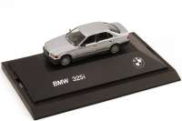 Artikelfoto: 1:87
BMW 325i (E36) silbermet., schwarze Niere (BMW) (oV)