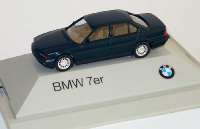BMW 740i ascotgr�nmet. (BMW) hellgrauer Sockel