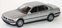 BMW 740i silbermet.