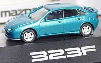 Mazda 323F lagunenblaumet. (Mazda)