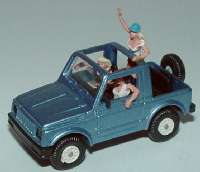 Suzuki SJ 410 Cabrio mit Insassen silberblaumet.