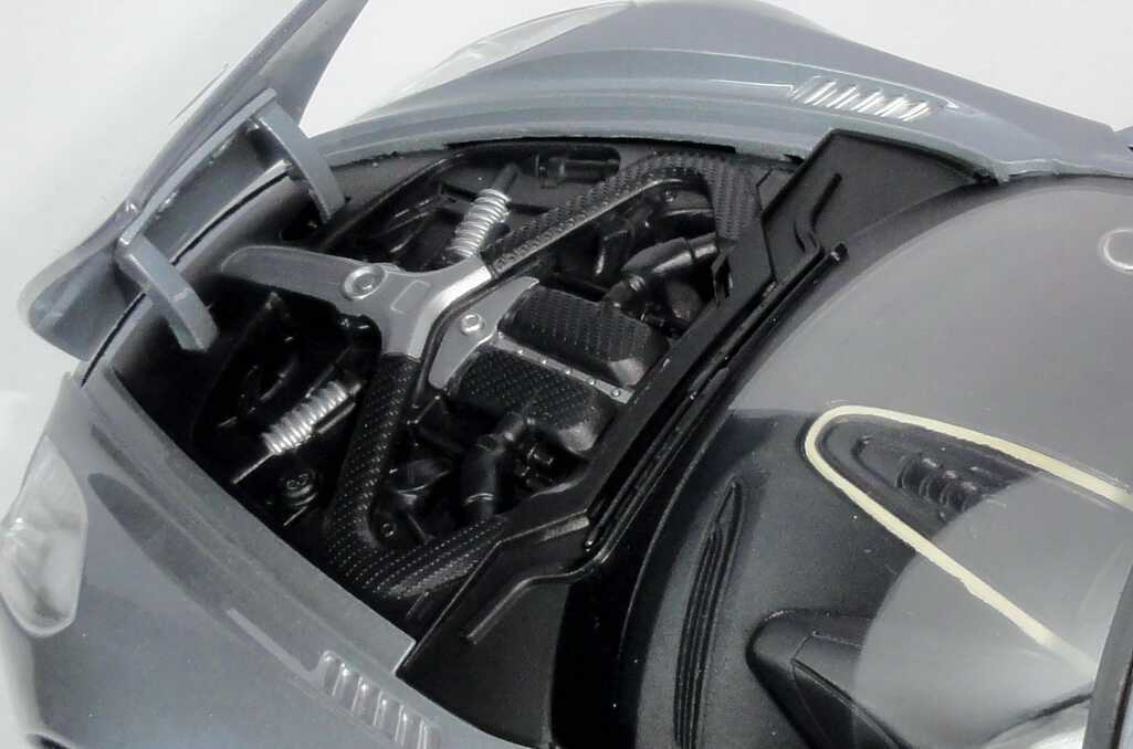 Foto 1:18 Aston Martin One-77 silber-grau-met. Mondo Motors 50105