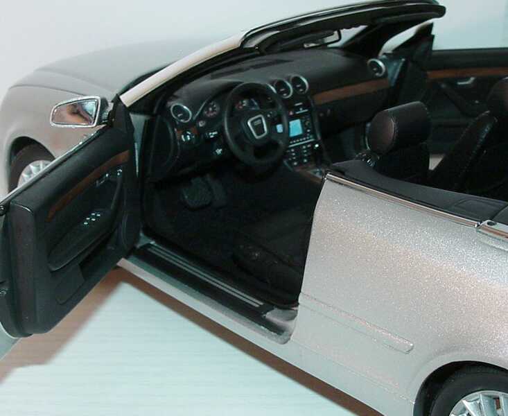 Foto 1:18 Audi A4 Cabrio (B6) Facelift 2005 lichtsilber-met. Werbemodell Norev 5010504315
