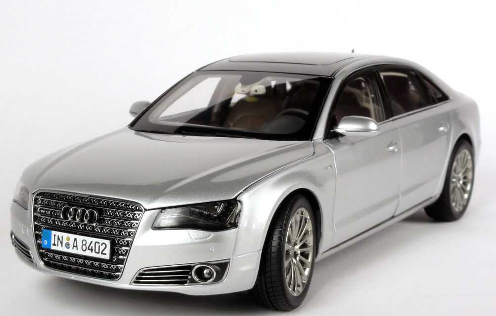 Foto 1:18 Audi A8 L W12 (Typ D4 2010) eissilber-met. Werbemodell Kyosho 5011008115