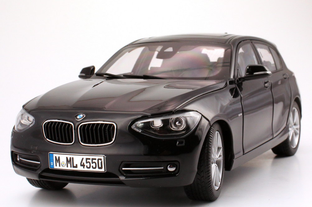 Foto 1:18 BMW 1er (F20) 5türig saphir-schwarz-met. Werbemodell BMW-Group 80432210020