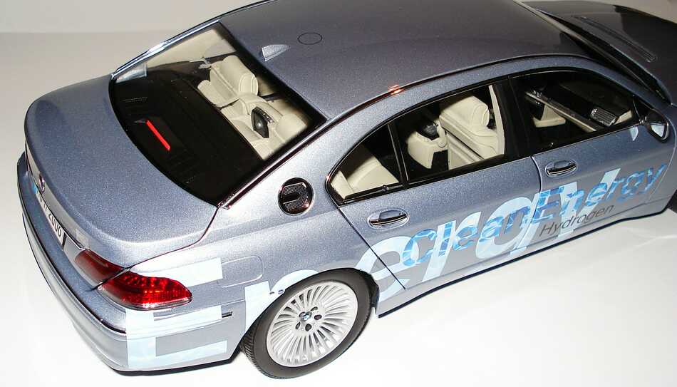 Foto 1:18 BMW Hydrogen 7 / H7 (E68) bluewater-met. Clean Energy Werbemodell Kyosho 80430403520