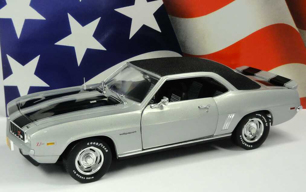 Foto 1:18 Chevrolet Camaro Z/28 1969 silber-met./schwarz mit Vinyldach Ertl 33954
