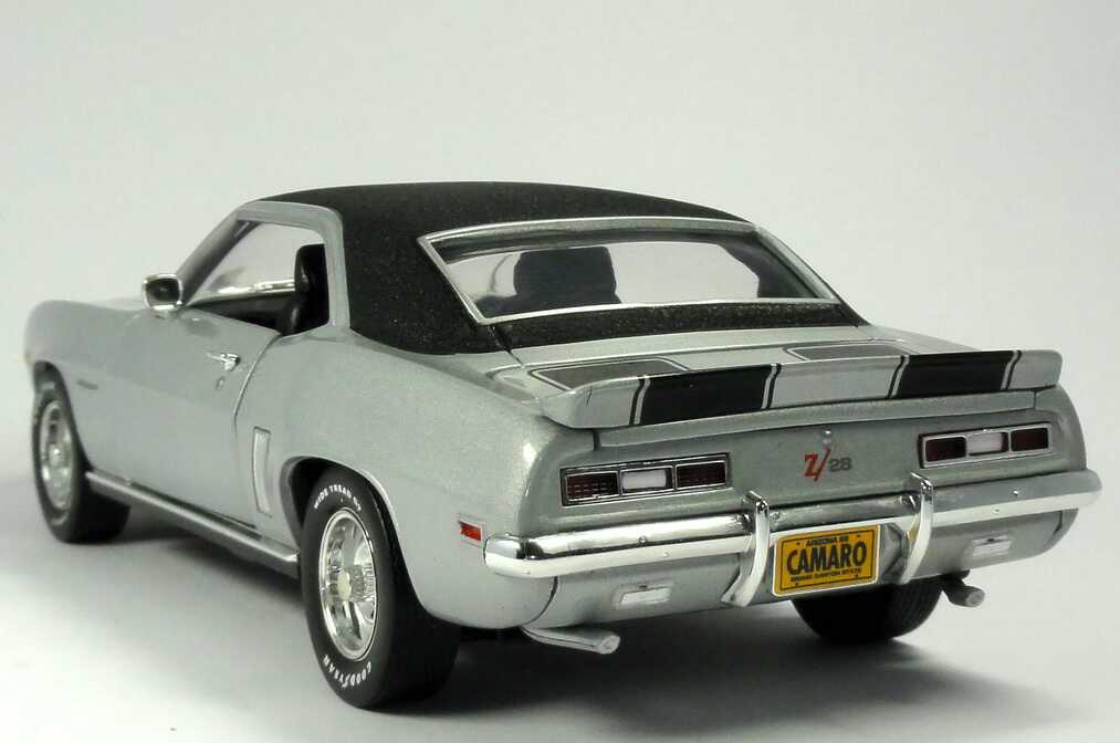 Foto 1:18 Chevrolet Camaro Z/28 1969 silber-met./schwarz mit Vinyldach Ertl 33954