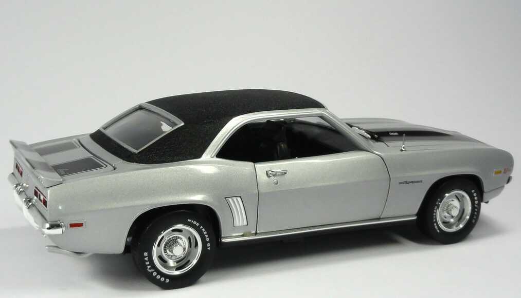 Foto 1:18 Chevrolet Camaro Z/28 1969 silber-met./schwarz mit Vinyldach Ertl 33954