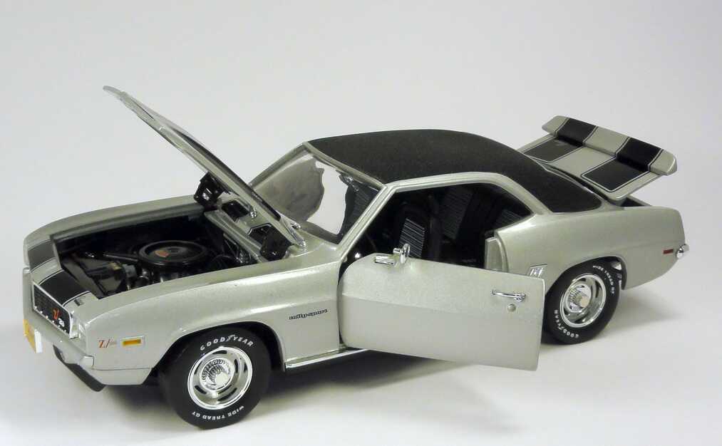 Foto 1:18 Chevrolet Camaro Z/28 1969 silber-met./schwarz mit Vinyldach Ertl 33954