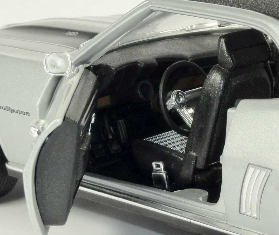 Foto 1:18 Chevrolet Camaro Z/28 1969 silber-met./schwarz mit Vinyldach Ertl 33954