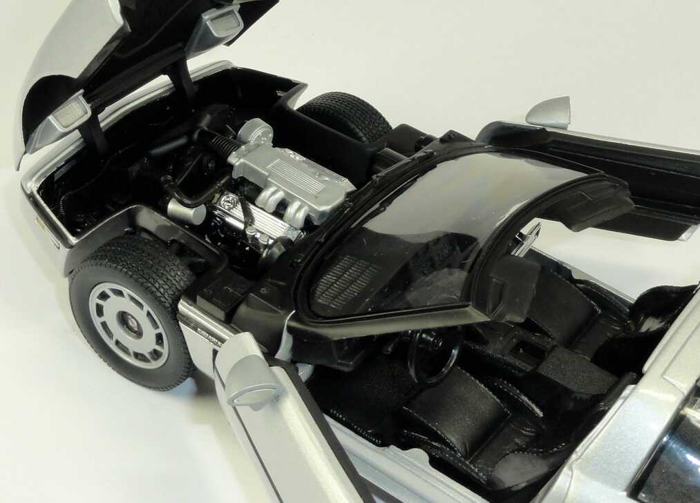 Foto 1:18 Chevrolet Corvette C4 silber-met. (Movie: James Bond 007 - A View To A Kill) Ertl 33851