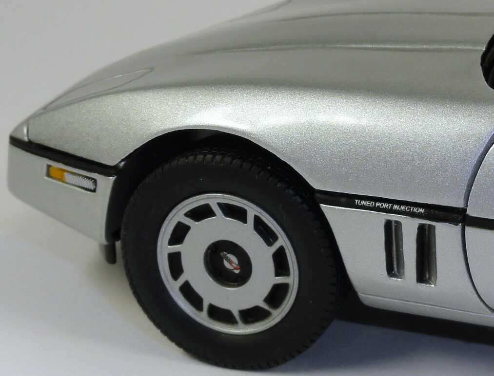 Foto 1:18 Chevrolet Corvette C4 silber-met. (Movie: James Bond 007 - A View To A Kill) Ertl 33851