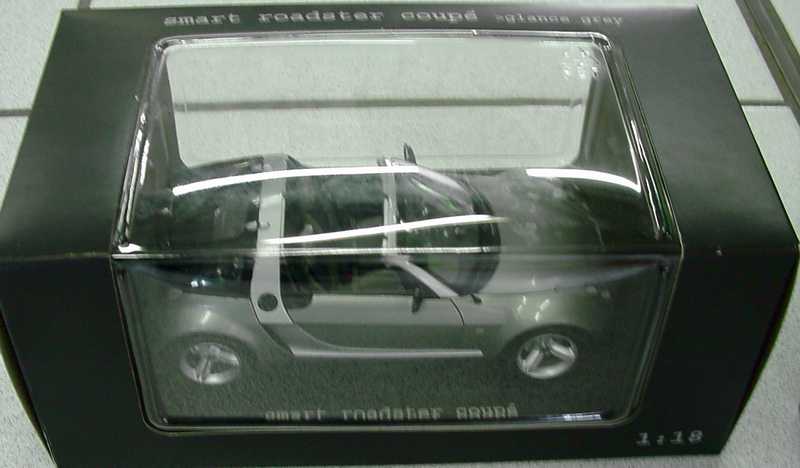 Foto 1:18 MCC Smart Roadster Coupé glance-grey-met. Werbemodell Maisto