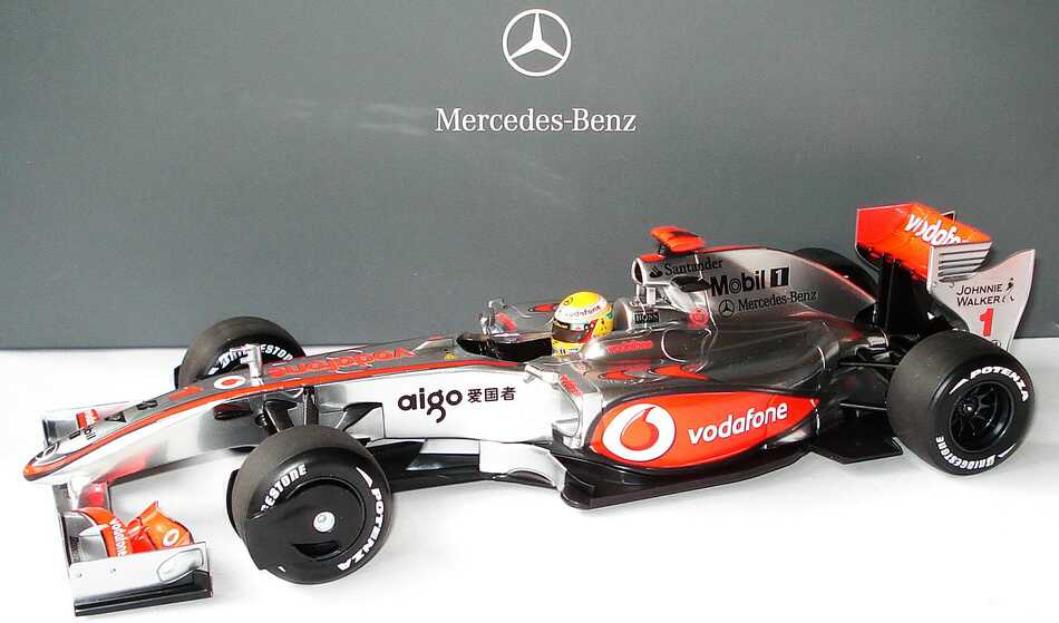 Foto 1:18 McLaren Mercedes MP 4-24 Formel 1 2009 Vodafone Nr.1, Lewis Hamilton Werbemodell Minichamps B66960040