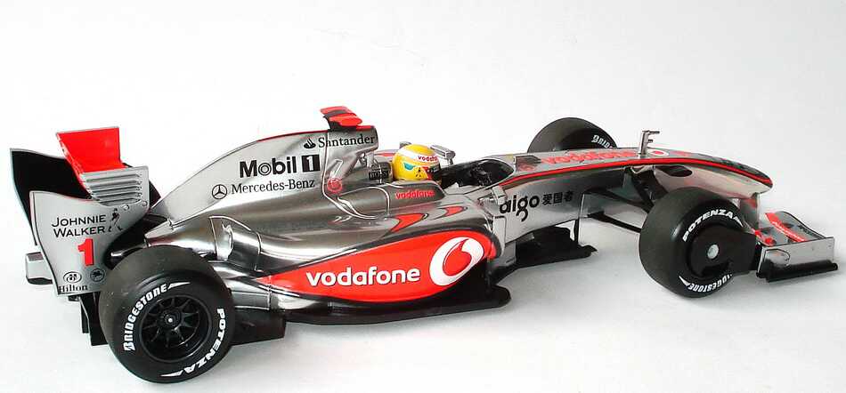 Foto 1:18 McLaren Mercedes MP 4-24 Formel 1 2009 Vodafone Nr.1, Lewis Hamilton Werbemodell Minichamps B66960040