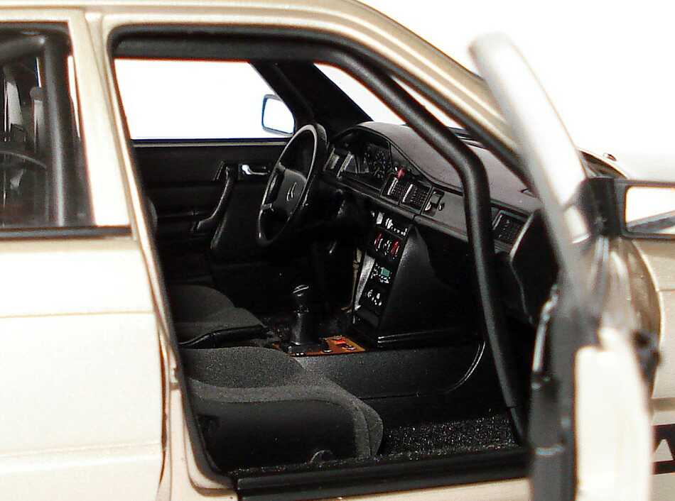 Foto 1:18 Mercedes-Benz 190E 2.3-16 campagner-met. Nürburgring 1984 Nr.11, Senna (Siegerfahrzeug) AUTOart 88432
