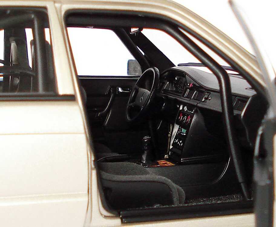 Foto 1:18 Mercedes-Benz 190E 2.3-16 campagner-met. Nürburgring 1984 Nr.18, Lauda AUTOart 88431