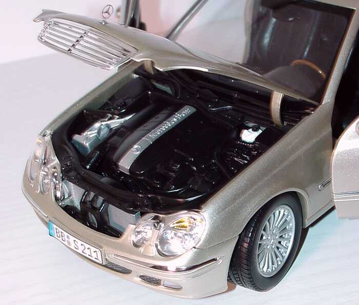 Foto 1:18 Mercedes-Benz E-Klasse T-Modell (S211) travertinbeigemet., Sonderedition mit Lederinterieur Werbemodell Kyosho B66962187