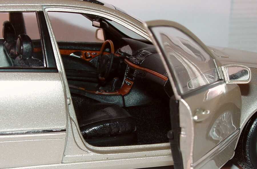 Foto 1:18 Mercedes-Benz E-Klasse T-Modell (S211) travertinbeigemet., Sonderedition mit Lederinterieur Werbemodell Kyosho B66962187