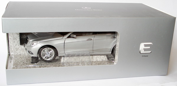 Foto 1:18  Mercedes-Benz E-Klasse (W212) Avantgarde iridiumsilber-met. Werbemodell Minichamps B66960212