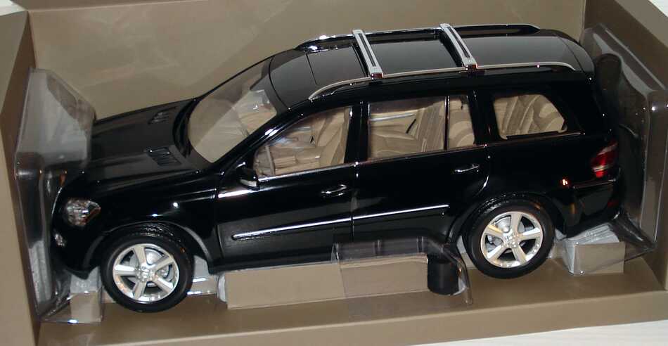 Foto 1:18 Mercedes-Benz GL-Klasse (X164) obsidianschwarz-met. Werbemodell Minichamps B66962334