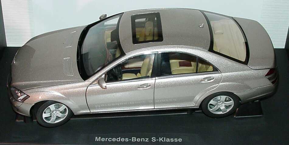 Foto 1:18 Mercedes-Benz S-Klasse (W221) 2005 cubanitsilber-met. Werbemodell AUTOart B66962331