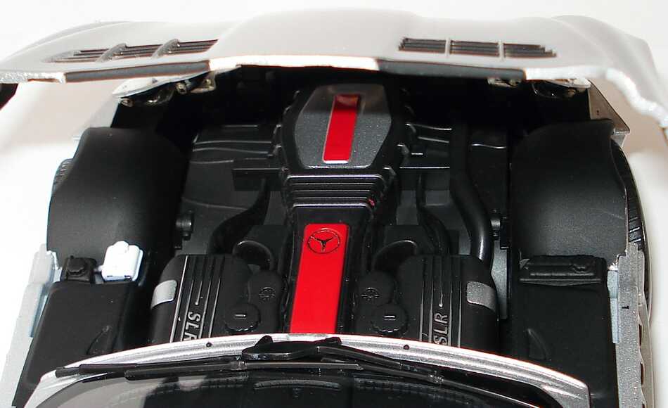 Foto 1:18 Mercedes-Benz SLR McLaren Roadster (R199) crystal galaxite silver Werbemodell Minichamps B66961003