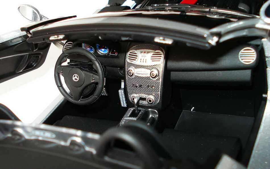 Foto 1:18 Mercedes-Benz SLR McLaren Roadster (R199) crystal galaxite silver Werbemodell Minichamps B66961003