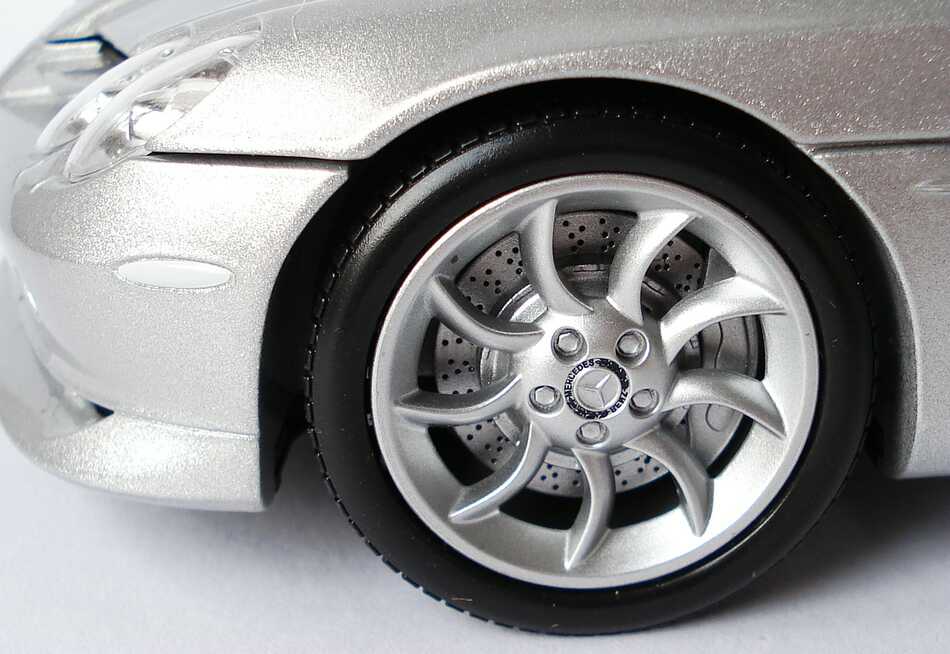 Foto 1:18 Mercedes-Benz SLR McLaren Roadster (R199) crystal galaxite silver Werbemodell Minichamps B66961003