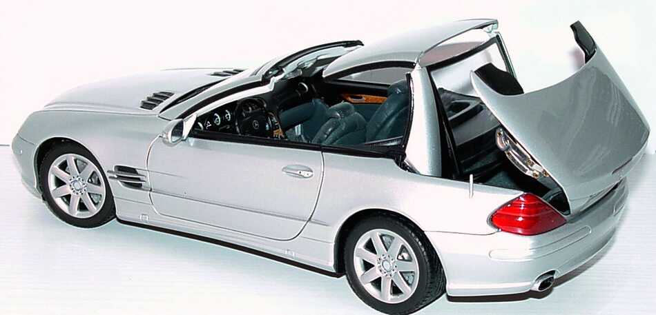 Foto 1:18 Mercedes-Benz SL 500 (R230) brillantsilber-met. mit funktionalem Variodach Werbemodell Minichamps B66962133