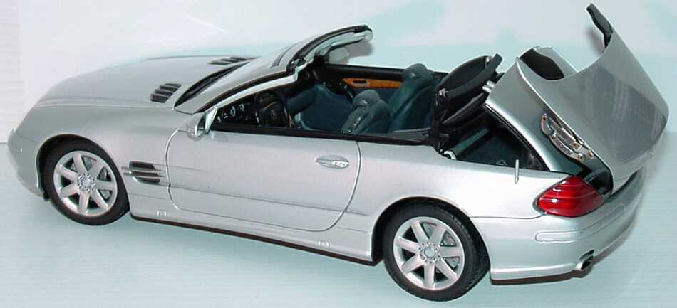 Foto 1:18 Mercedes-Benz SL 500 (R230) brillantsilber-met. mit funktionalem Variodach Werbemodell Minichamps B66962133