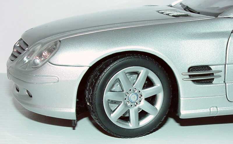 Foto 1:18 Mercedes-Benz SL 500 (R230) brillantsilber-met. mit funktionalem Variodach Werbemodell Minichamps B66962133