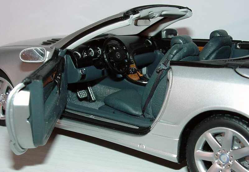 Foto 1:18 Mercedes-Benz SL 500 (R230) brillantsilber-met. mit funktionalem Variodach Werbemodell Minichamps B66962133
