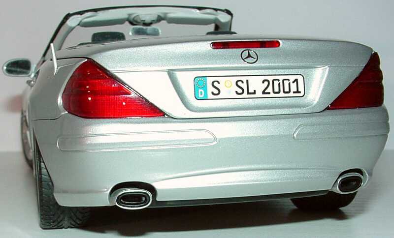 Foto 1:18 Mercedes-Benz SL 500 (R230) brillantsilber-met. mit funktionalem Variodach Werbemodell Minichamps B66962133