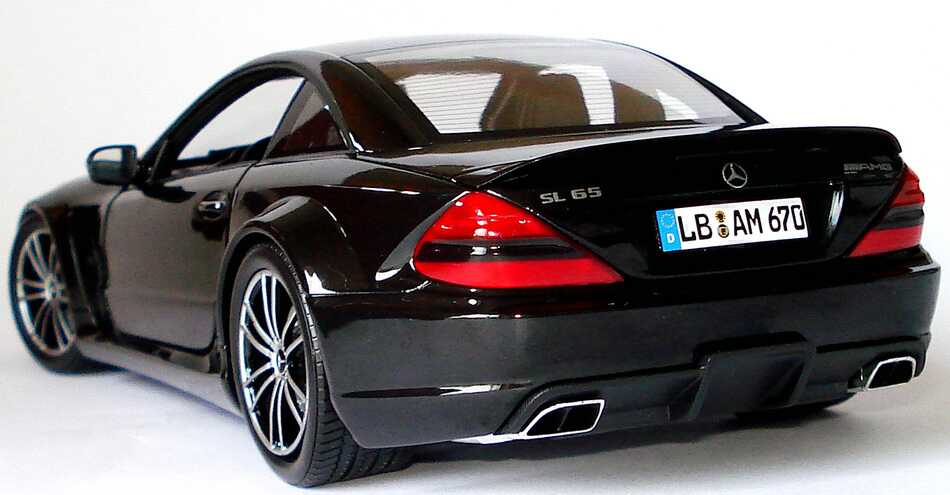 Foto 1:18 Mercedes-Benz SL 65 AMG Black Series (R230, Modell 2008) obsidianschwarz-met. Werbemodell Minichamps B66963952