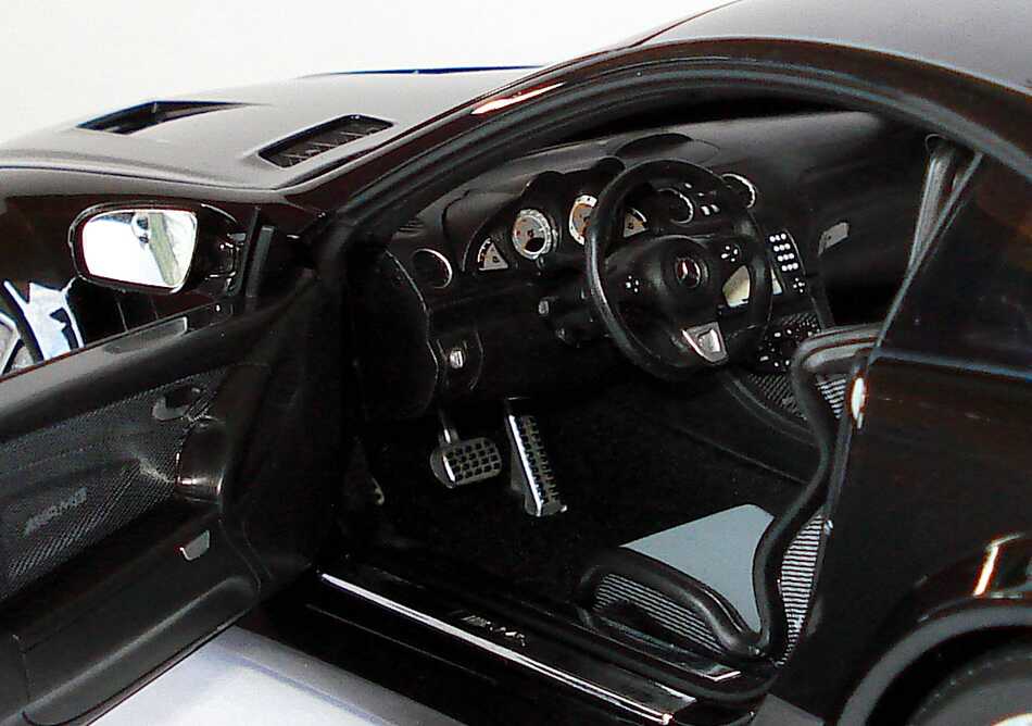 Foto 1:18 Mercedes-Benz SL 65 AMG Black Series (R230, Modell 2008) obsidianschwarz-met. Werbemodell Minichamps B66963952