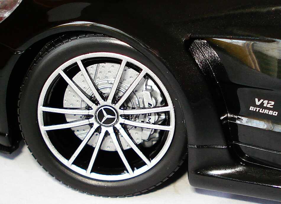 Foto 1:18 Mercedes-Benz SL 65 AMG Black Series (R230, Modell 2008) obsidianschwarz-met. Werbemodell Minichamps B66963952