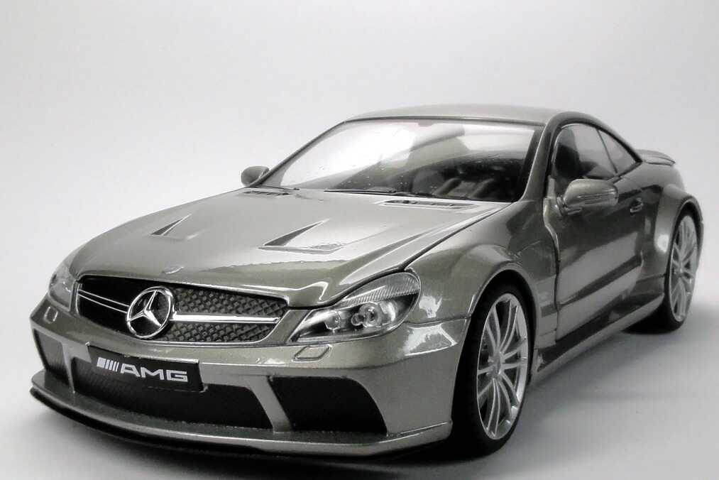 Foto 1:18 Mercedes-Benz SL 65 AMG Black Series (R230, Modell 2008) silbergrau-met. Mondo Motors 50104