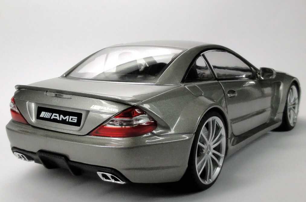 Foto 1:18 Mercedes-Benz SL 65 AMG Black Series (R230, Modell 2008) silbergrau-met. Mondo Motors 50104