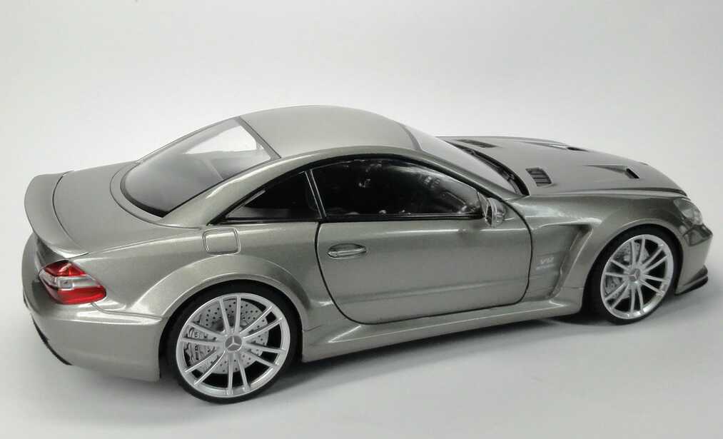 Foto 1:18 Mercedes-Benz SL 65 AMG Black Series (R230, Modell 2008) silbergrau-met. Mondo Motors 50104