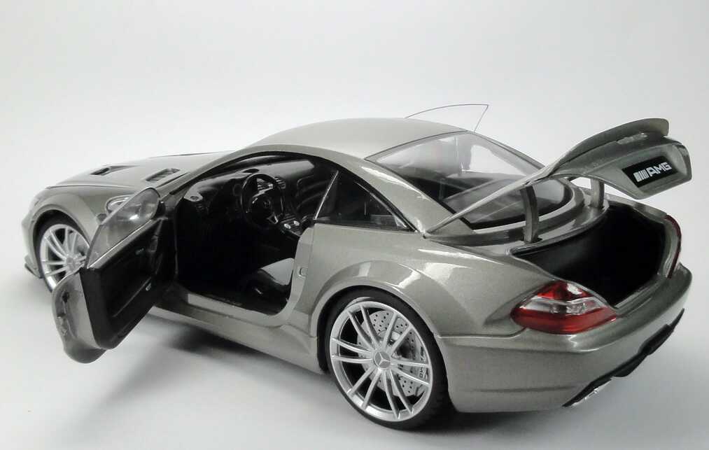 Foto 1:18 Mercedes-Benz SL 65 AMG Black Series (R230, Modell 2008) silbergrau-met. Mondo Motors 50104
