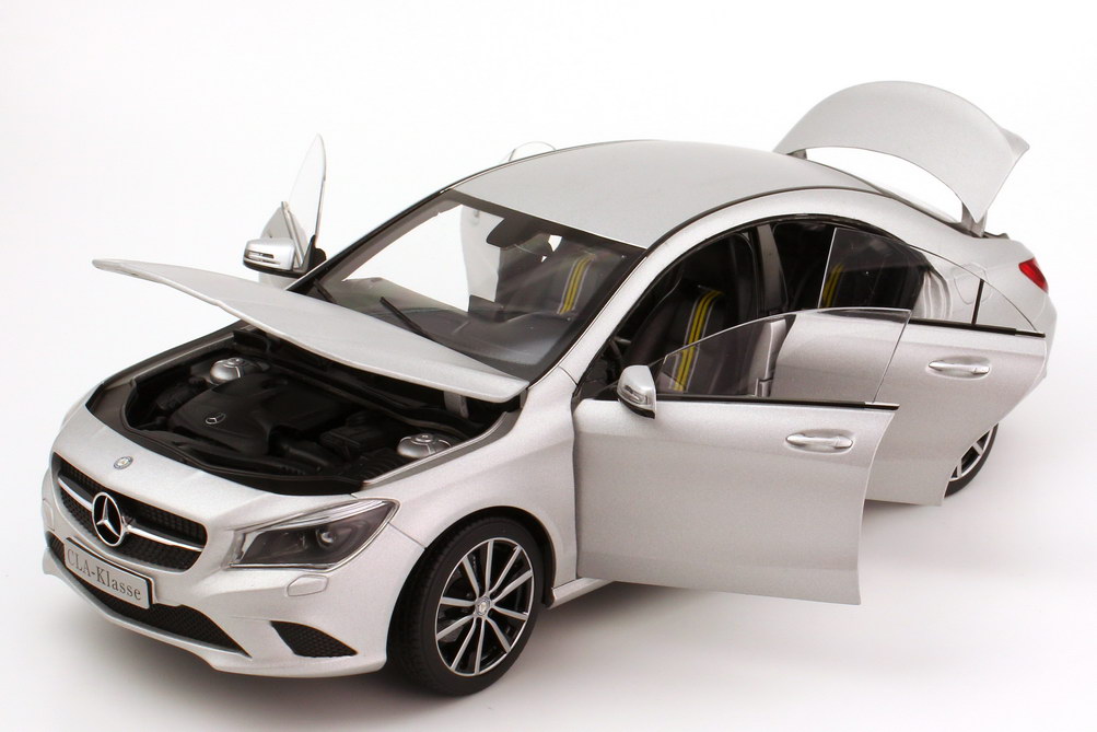Foto 1:18 Mercedes-Benz CLA-Klasse 2013 (C117) magno-polarsilber-met. Werbemodell Norev B66960130