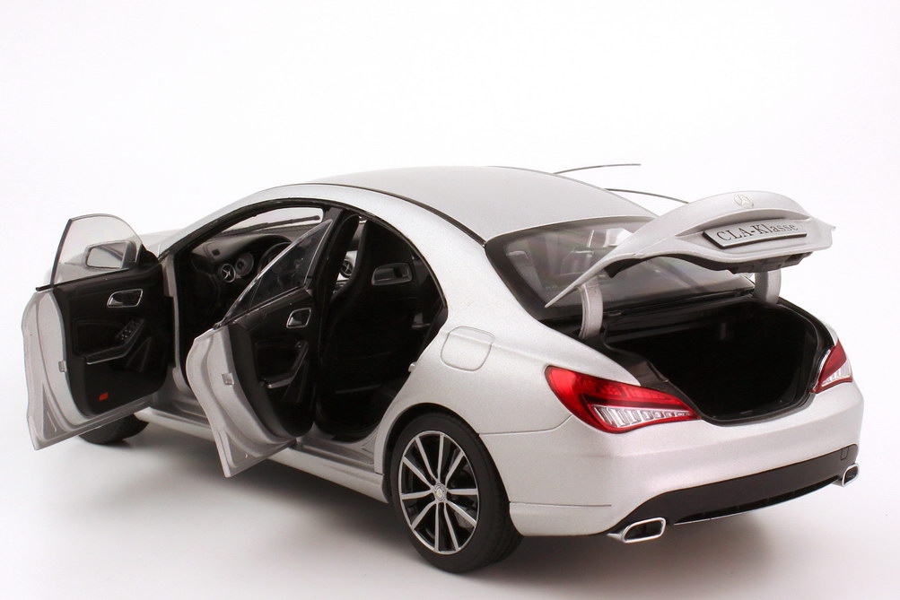 Foto 1:18 Mercedes-Benz CLA-Klasse 2013 (C117) magno-polarsilber-met. Werbemodell Norev B66960130