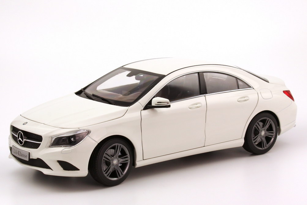 Foto 1:18 Mercedes-Benz CLA-Klasse 2013 (C117) zirrus-weiß Werbemodell Norev B66960132