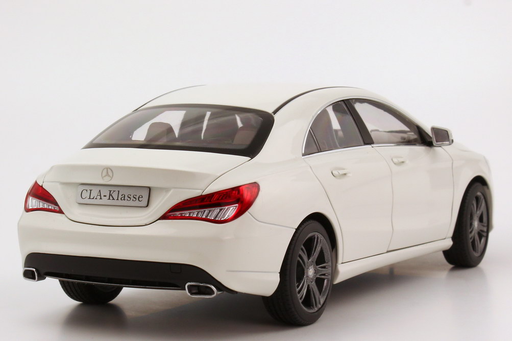 Foto 1:18 Mercedes-Benz CLA-Klasse 2013 (C117) zirrus-weiß Werbemodell Norev B66960132