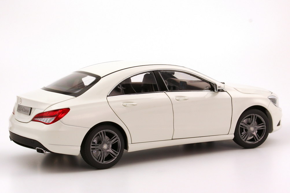 Foto 1:18 Mercedes-Benz CLA-Klasse 2013 (C117) zirrus-weiß Werbemodell Norev B66960132