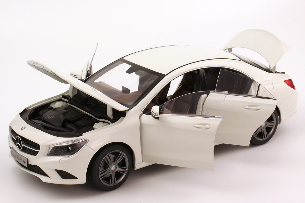 Foto 1:18 Mercedes-Benz CLA-Klasse 2013 (C117) zirrus-weiß Werbemodell Norev B66960132