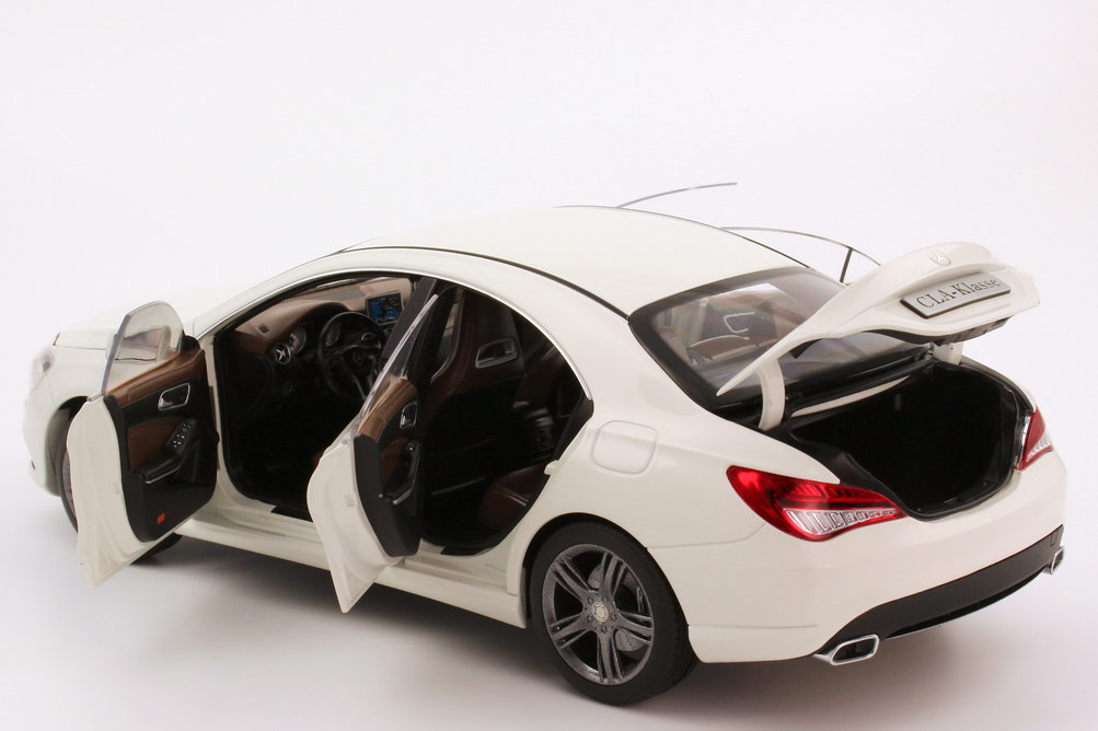 Foto 1:18 Mercedes-Benz CLA-Klasse 2013 (C117) zirrus-weiß Werbemodell Norev B66960132